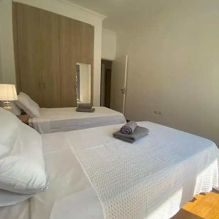 Sunny 2 Beds Spacious Fully Air Conditioned Apartment *