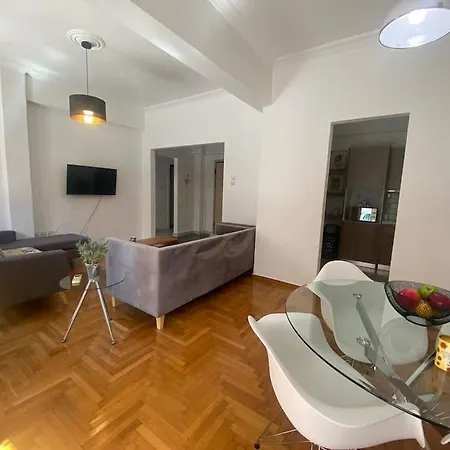 Sunny 2 Beds Spacious Fully Air Conditioned Apartment